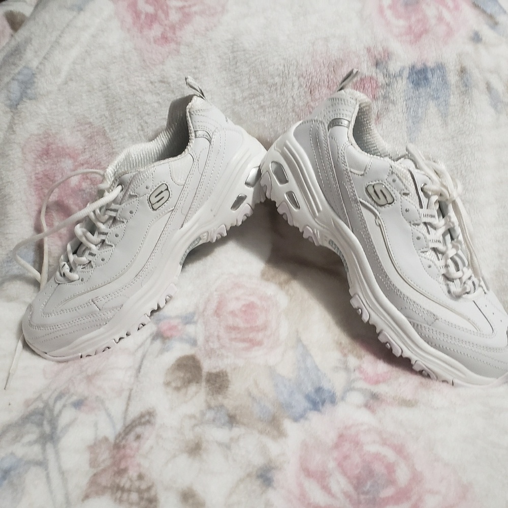 Women's NWOT Skechers size 9.5 Memory Foam